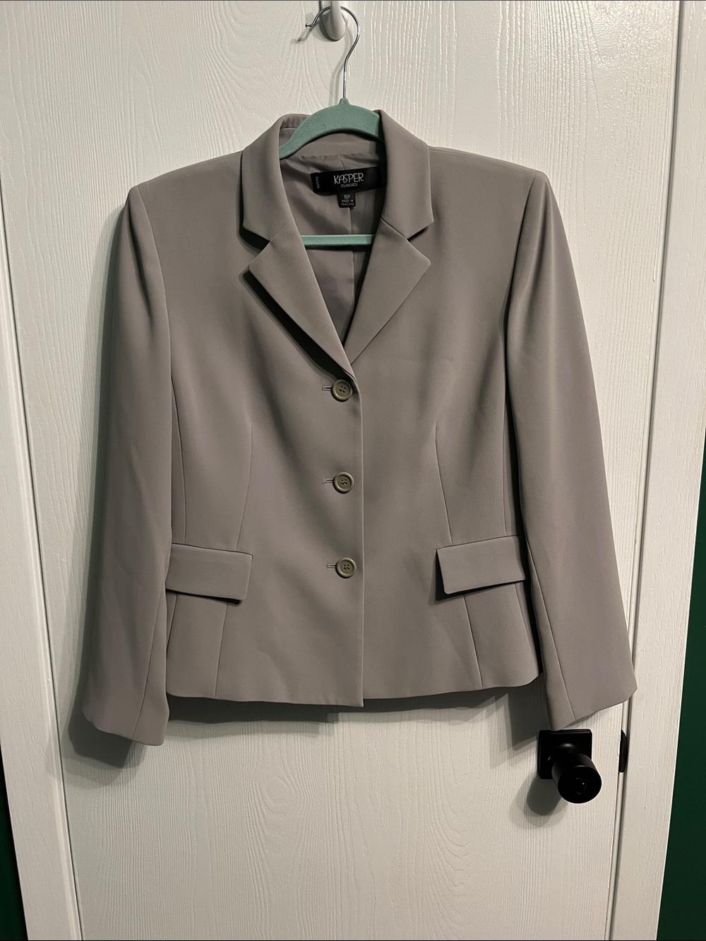 Kasper size 10p gray/tan women’s blazer. Business style and beautiful!
